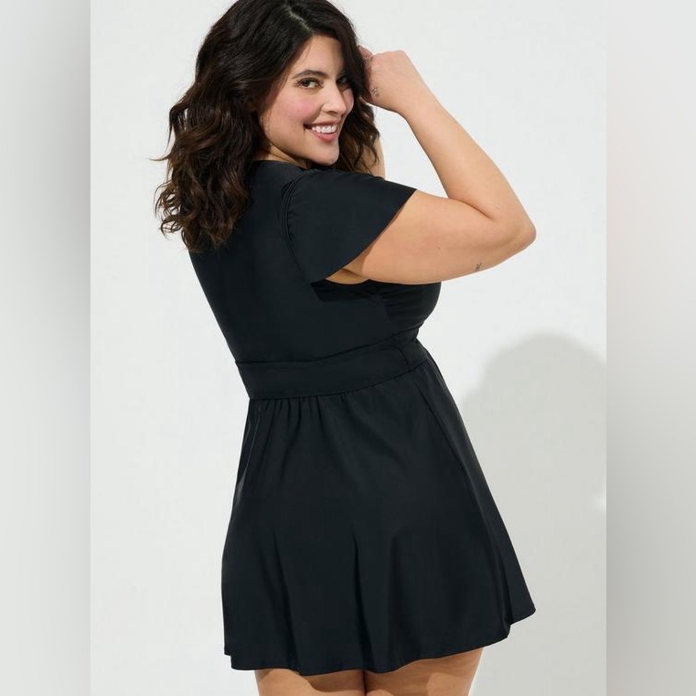 NWT Torrid Wireless Mid Length Flutter Sleeve Swim Dress. Size 6X - Picture 3 of 10